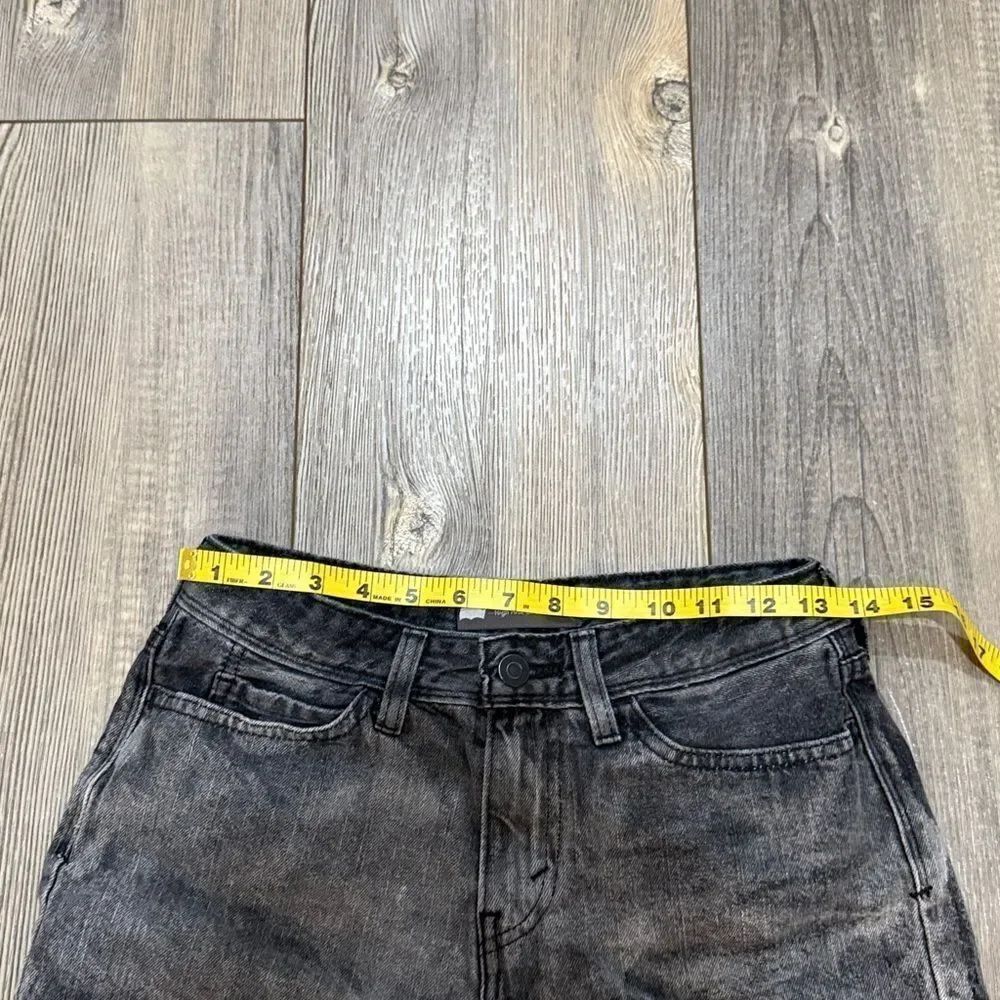 Levi’s High Rise Jean Shorts - Picture 6 of 6